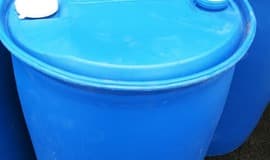 Бочка пластиковая б/у с закрытым верхом (227 л.